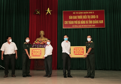 Quân khu 5 bàn giao thuốc, trang bị, vật tư y tế của Bộ Quốc phòng tặng Quảng Nam và thành phố Đà Nẵng